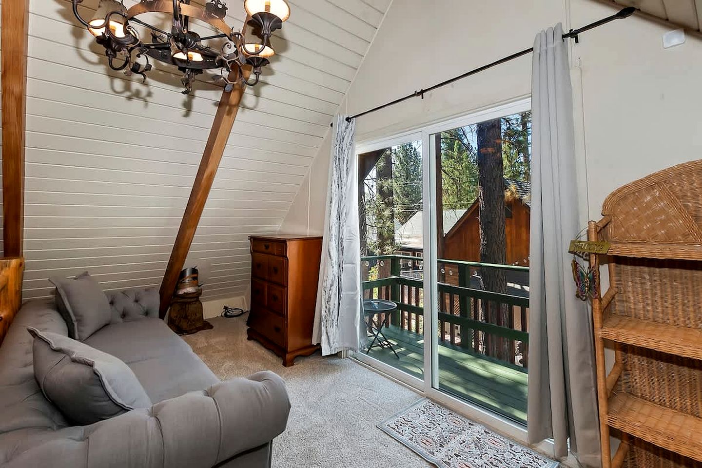 Tranquil Retreat: Lakeside Cabin in Fawnskin, Big Bear Mountains