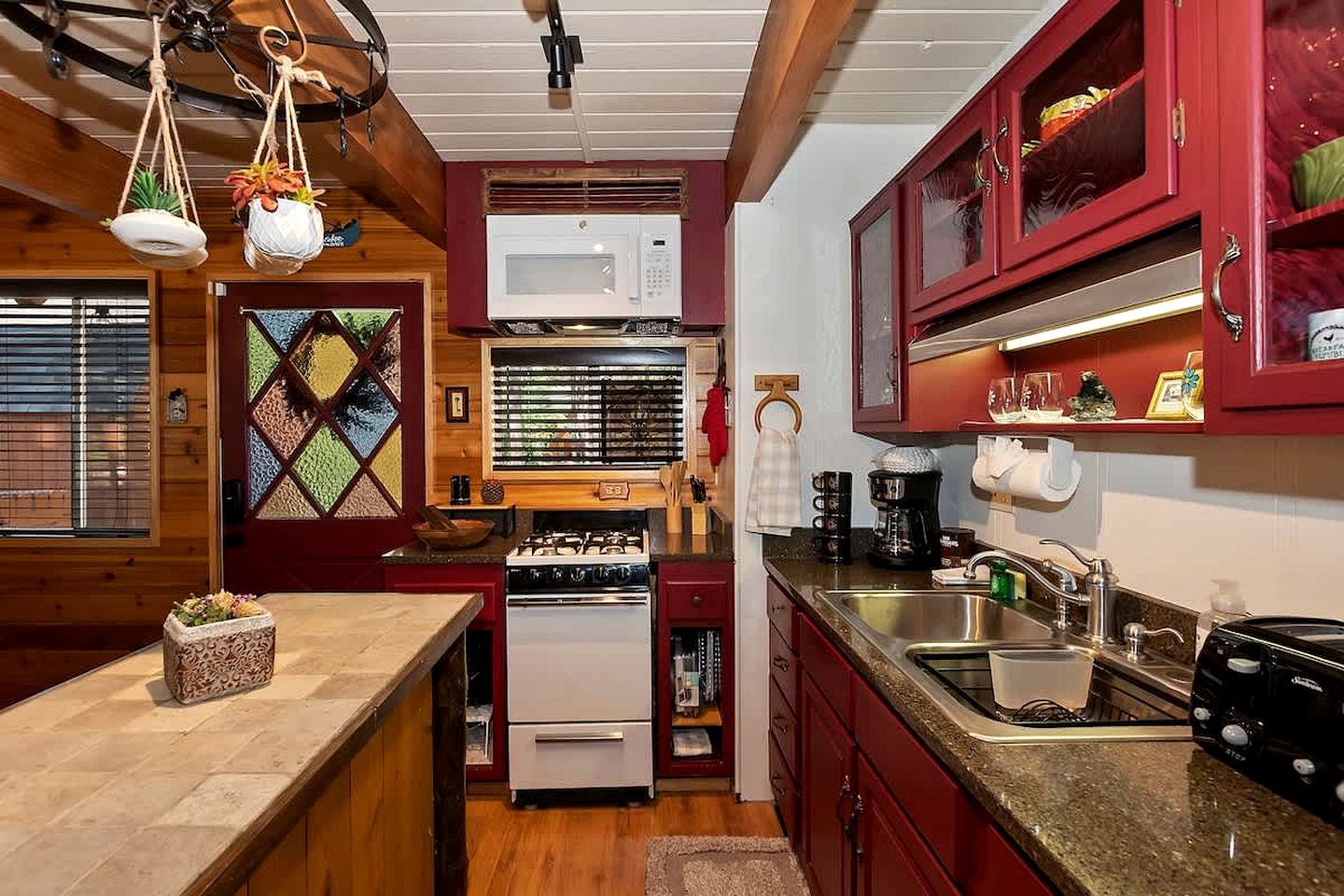 Tranquil Retreat: Lakeside Cabin in Fawnskin, Big Bear Mountains