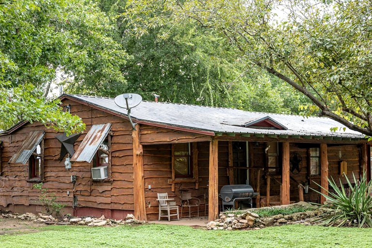 Cabins (United States of America, Chilton, Texas)