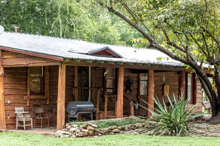 Cabins (United States of America, Chilton, Texas)