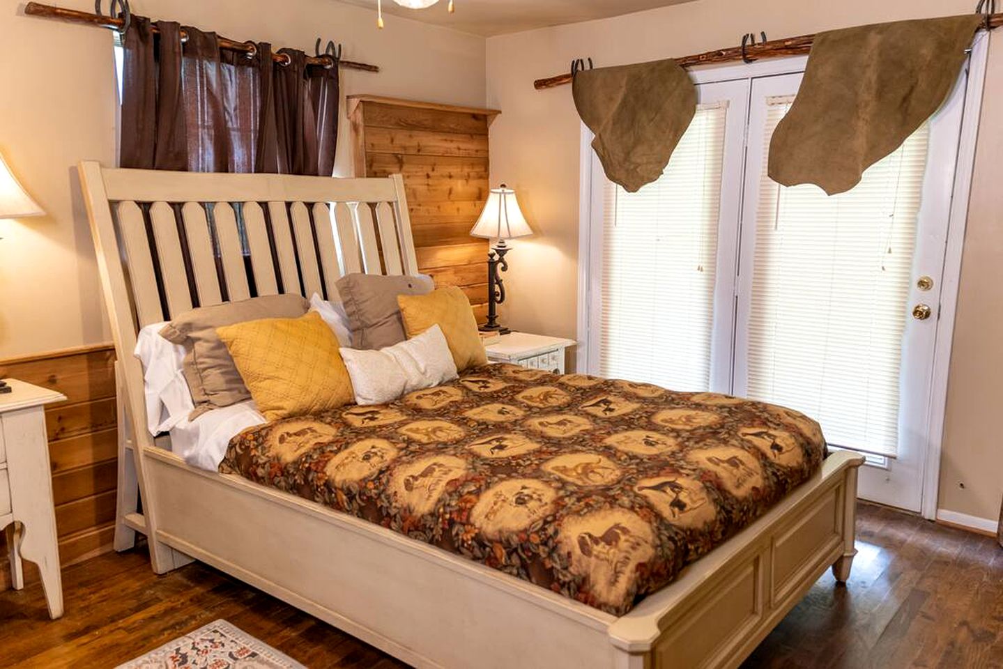 Tranquil Retreat: Lakeside Cabin Glamping near Waco, Texas