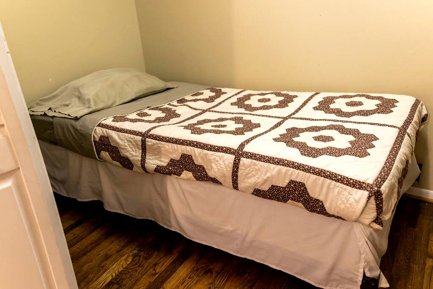 Tranquil Retreat: Lakeside Cabin Glamping near Waco, Texas