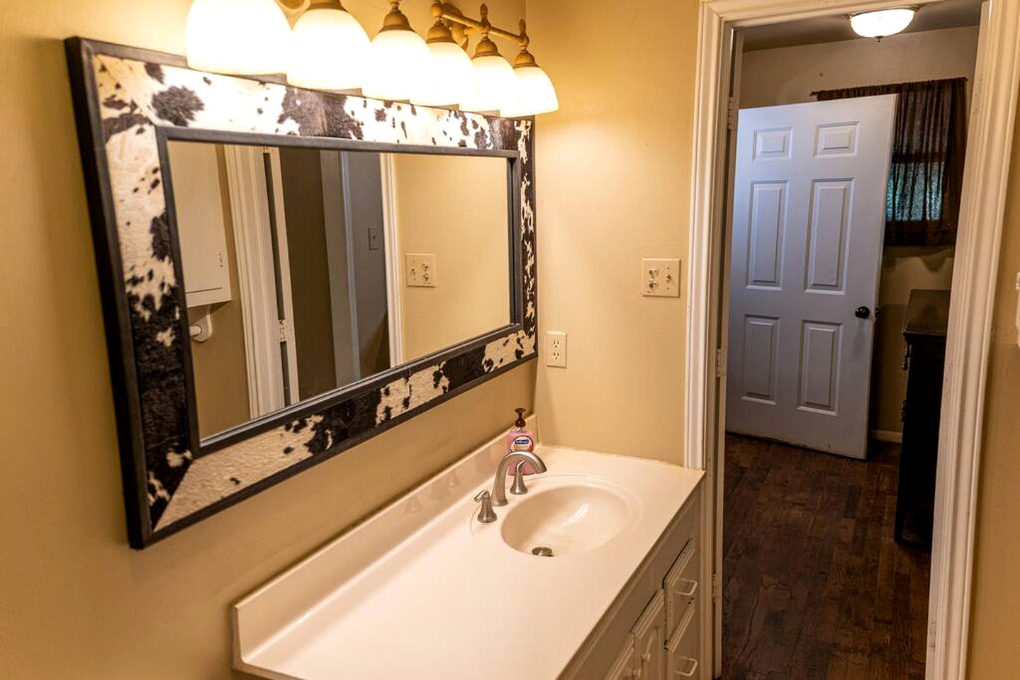 Tranquil Retreat: Lakeside Cabin Glamping near Waco, Texas