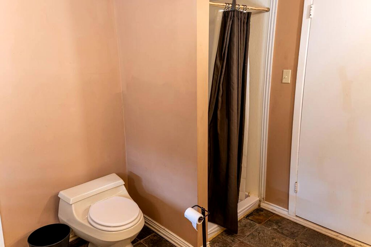 Tranquil Retreat: Lakeside Cabin Glamping near Waco, Texas