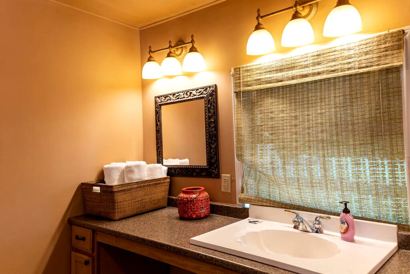 Tranquil Retreat: Lakeside Cabin Glamping near Waco, Texas