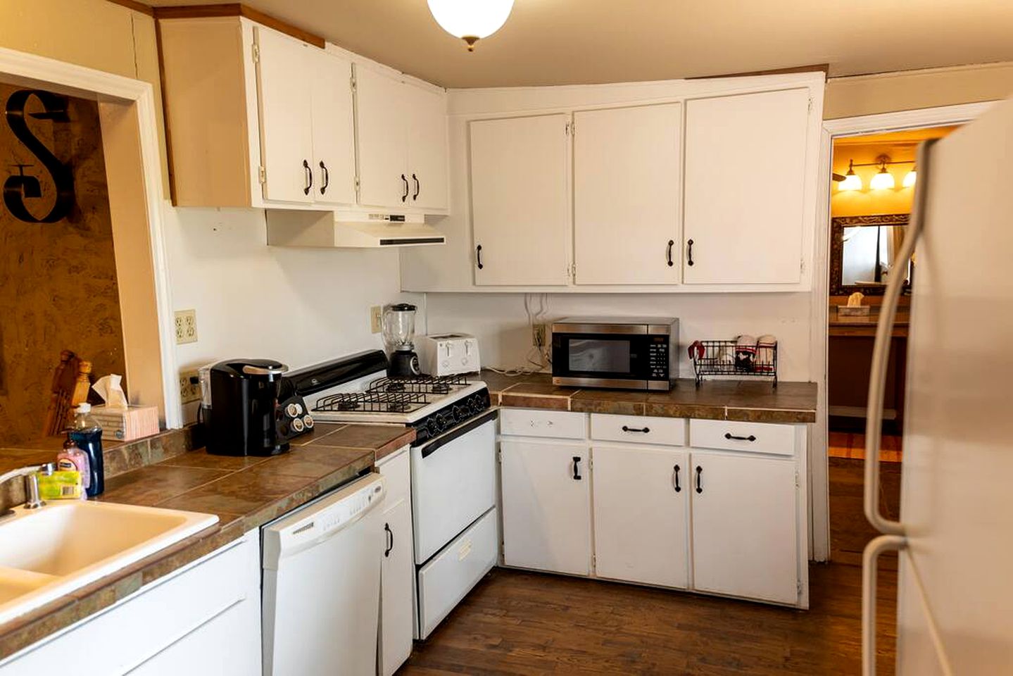 Tranquil Retreat: Lakeside Cabin Glamping near Waco, Texas