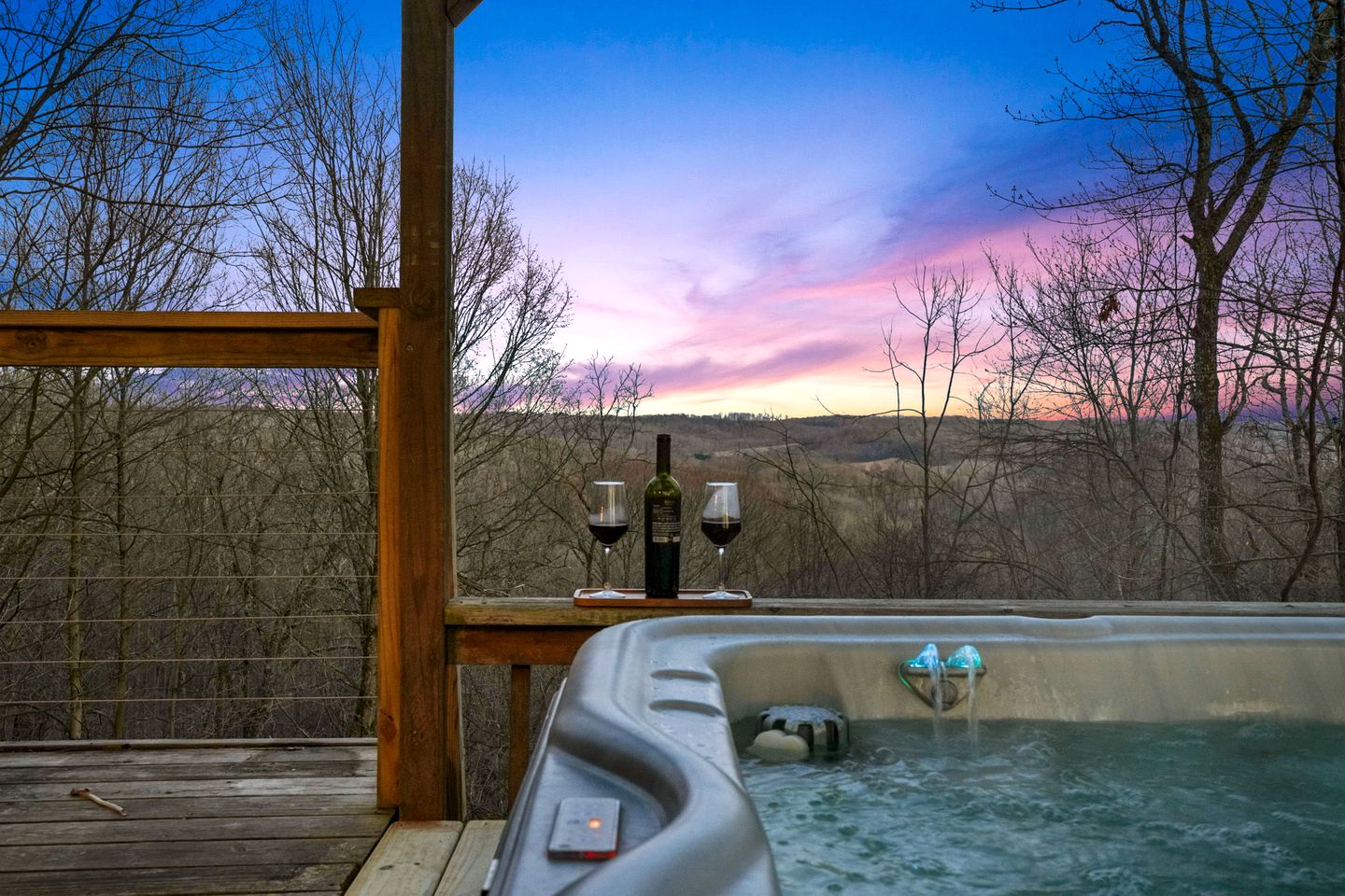 Tranquil Secluded Cabin with Private Deck, Hot-Tub, Pool Table and Views in Ohio