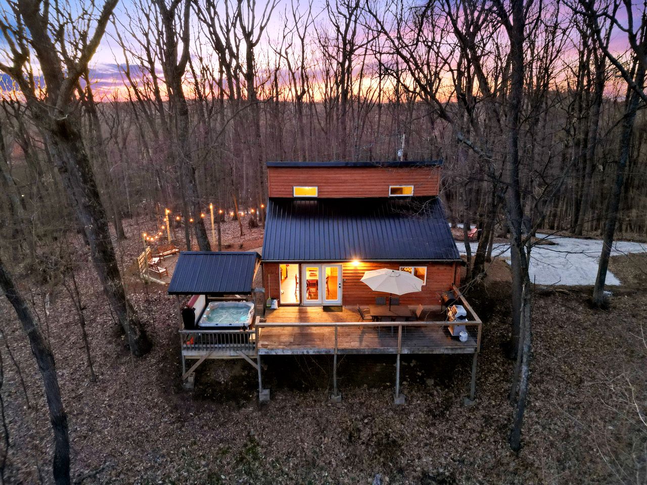 Tranquil Secluded Cabin with Private Deck, Hot-Tub, Pool Table and Views in Ohio