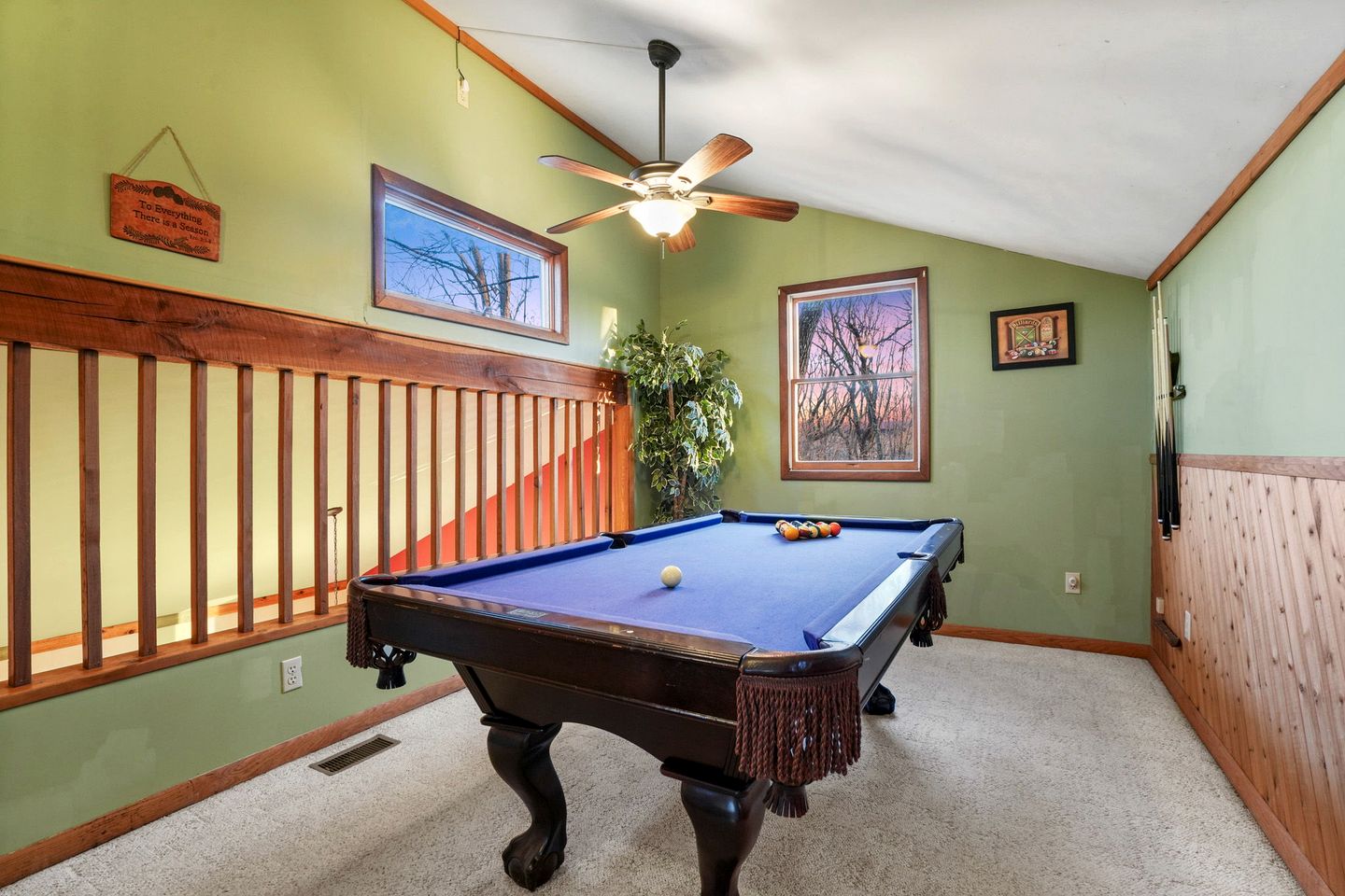 Tranquil Secluded Cabin with Private Deck, Hot-Tub, Pool Table and Views in Ohio