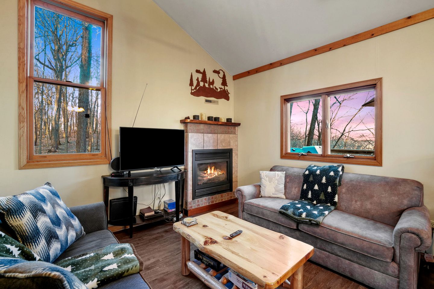 Tranquil Secluded Cabin with Private Deck, Hot-Tub, Pool Table and Views in Ohio