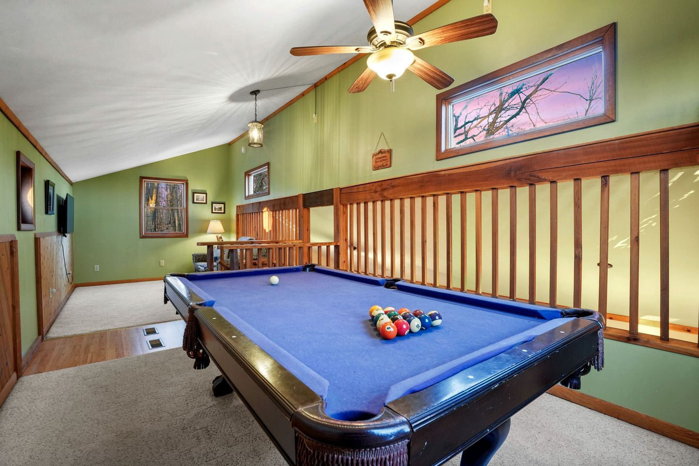 Tranquil Secluded Cabin with Private Deck, Hot-Tub, Pool Table and Views in Ohio