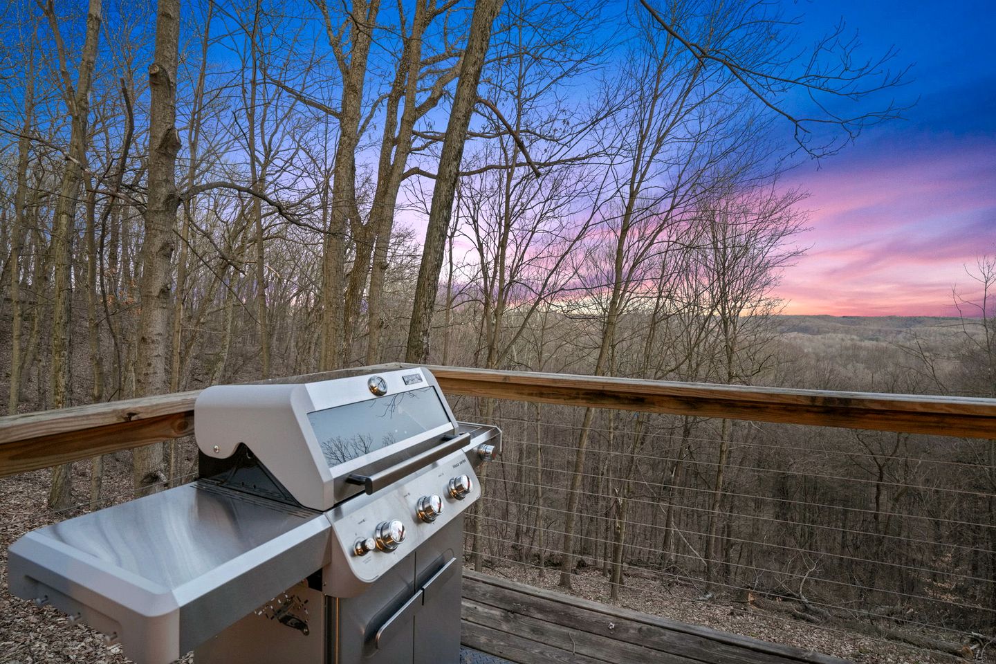 Tranquil Secluded Cabin with Private Deck, Hot-Tub, Pool Table and Views in Ohio