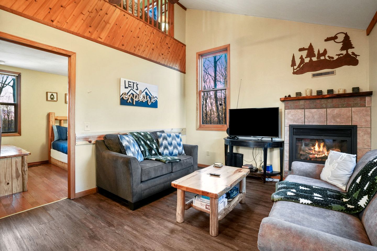 Tranquil Secluded Cabin with Private Deck, Hot-Tub, Pool Table and Views in Ohio