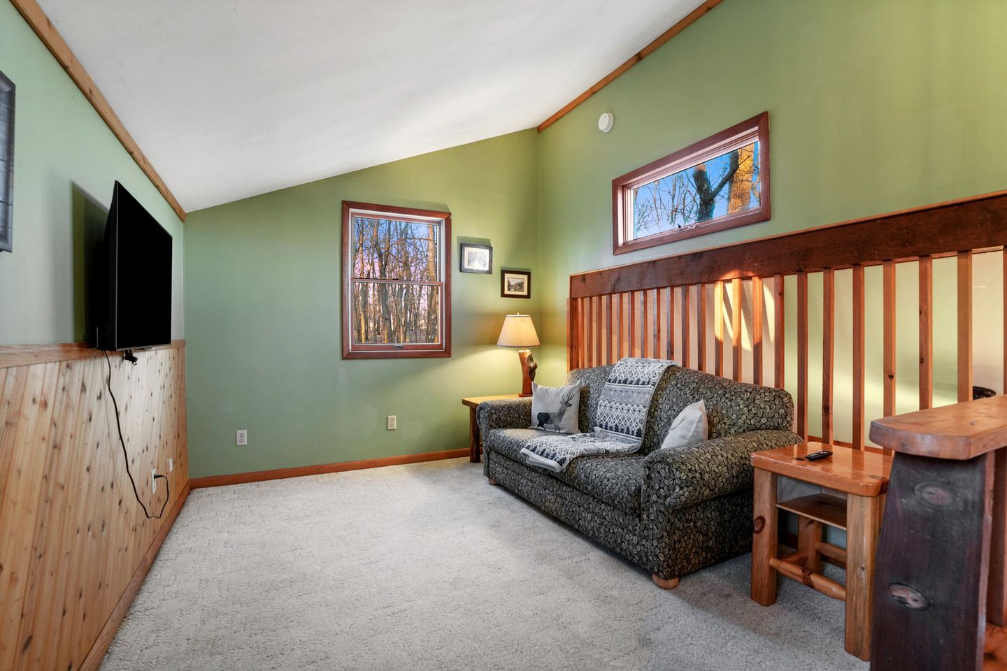 Tranquil Secluded Cabin with Private Deck, Hot-Tub, Pool Table and Views in Ohio