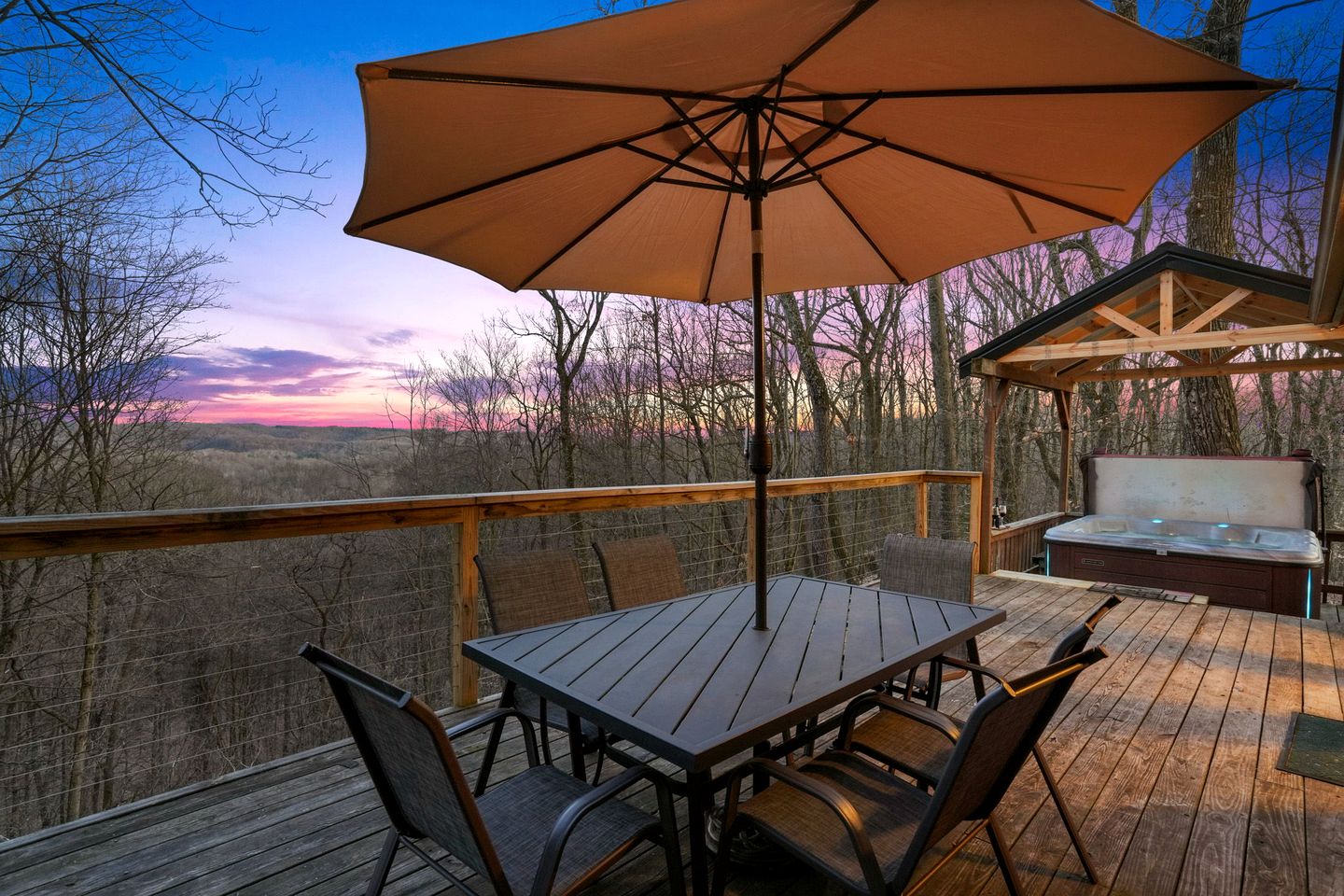 Tranquil Secluded Cabin with Private Deck, Hot-Tub, Pool Table and Views in Ohio