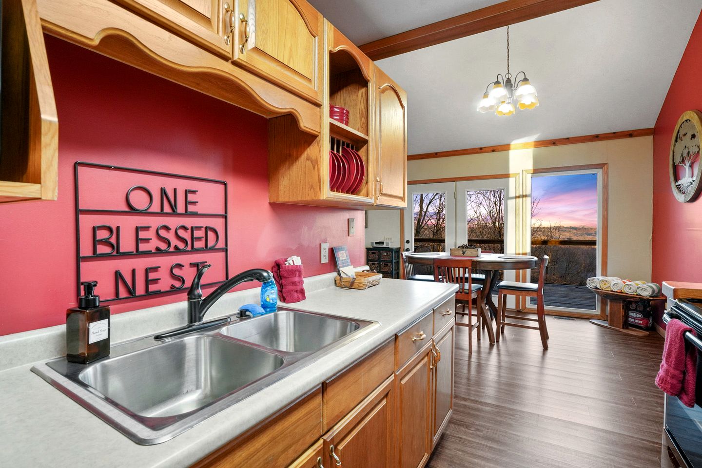 Tranquil Secluded Cabin with Private Deck, Hot-Tub, Pool Table and Views in Ohio
