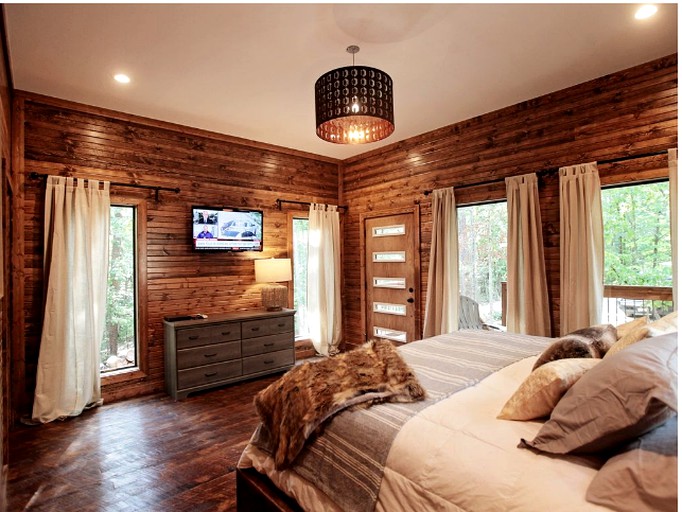 Bedroom in Beavers Bend cabin rentals in Oklahoma.