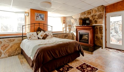 Tranquil Stone Cottage Behind Castle Walls in the Ozarks photo 3