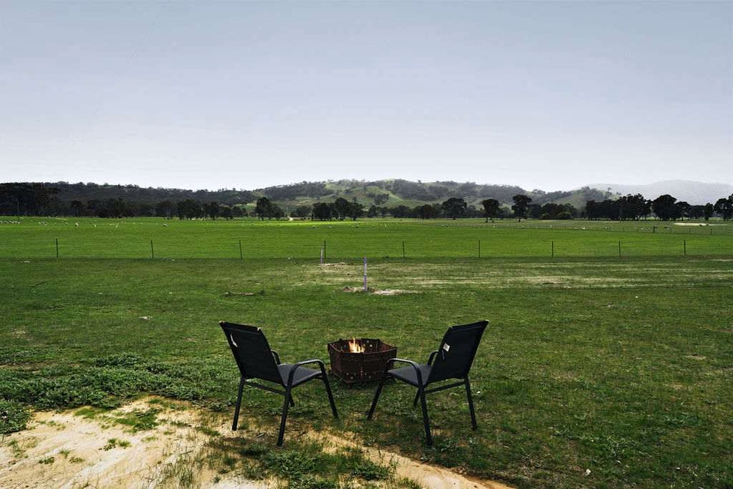 Tranquil Tiny House Farm Stay with Rolling Hill Views near Grampians, Warrenmang Victoria