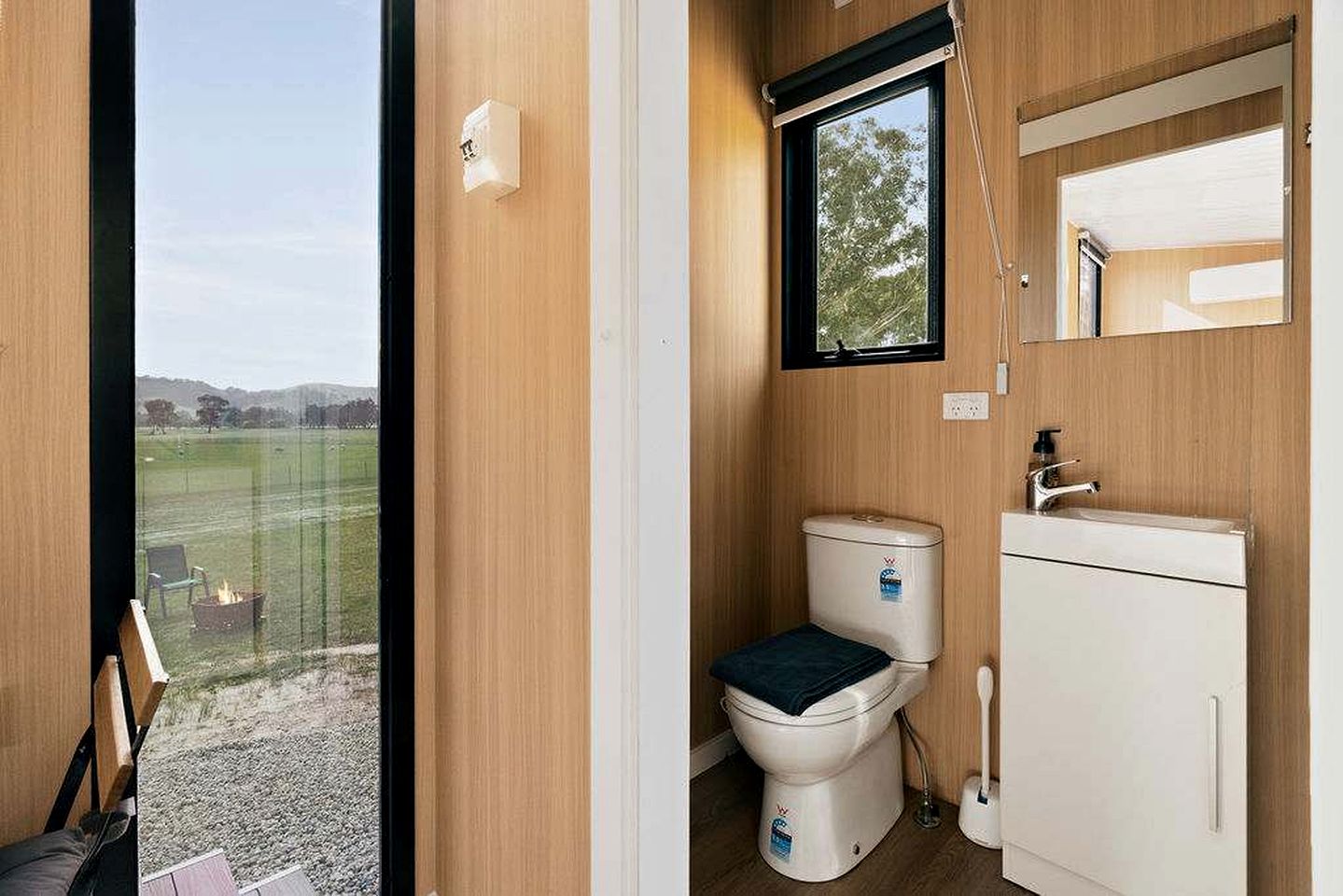 Tranquil Tiny House Farm Stay with Rolling Hill Views near Grampians, Warrenmang Victoria
