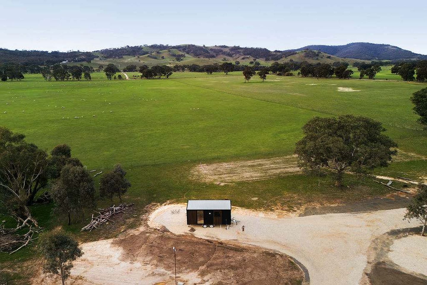 Tranquil Tiny House Farm Stay with Rolling Hill Views near Grampians, Warrenmang Victoria