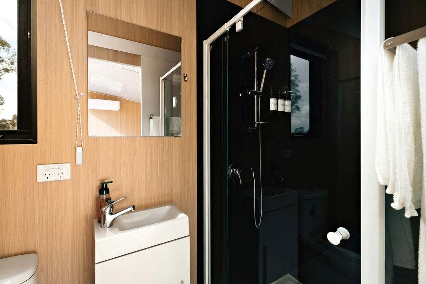 Tranquil Tiny House Farm Stay with Rolling Hill Views near Grampians, Warrenmang Victoria