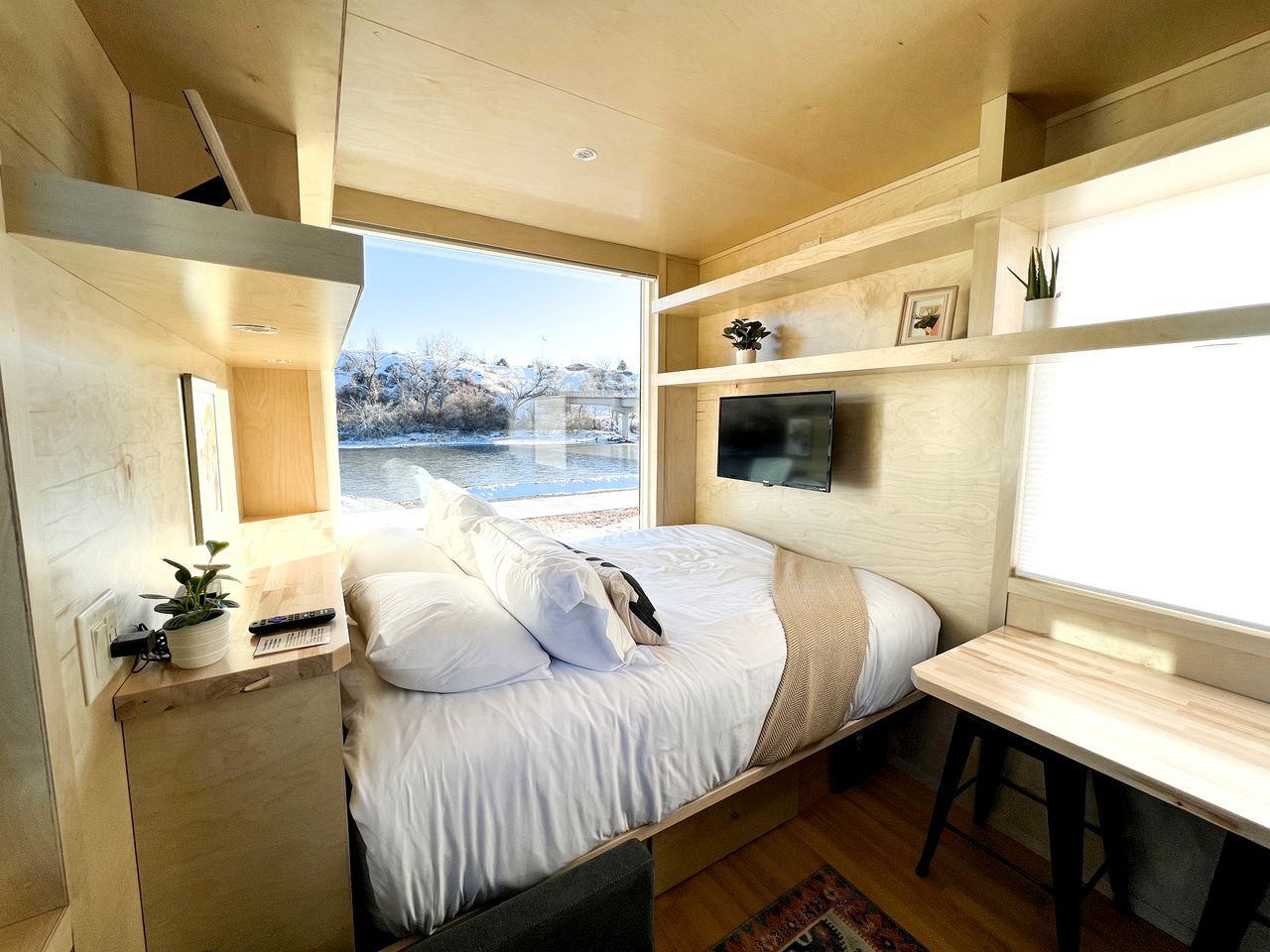 Tranquil Tiny House Hideaway in Colorado: Peaceful Waterside Bliss in Grand Junction