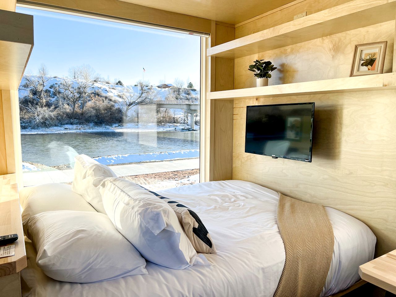 Tranquil Tiny House Hideaway in Colorado: Peaceful Waterside Bliss in Grand Junction