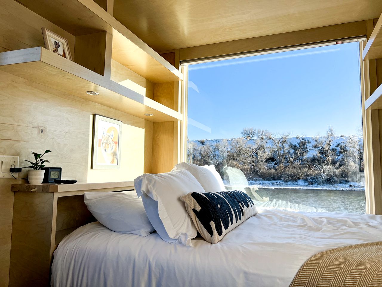 Tranquil Tiny House Hideaway in Colorado: Peaceful Waterside Bliss in Grand Junction