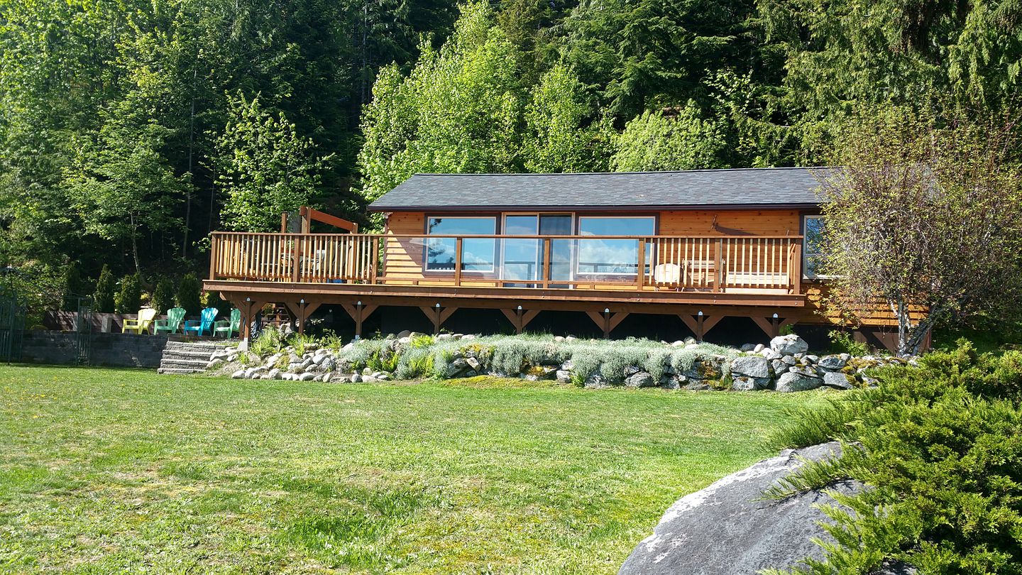 Tranquil Vacation Cottage by Kootenay Lake, British Columbia