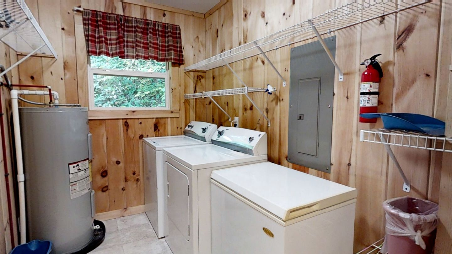 Charming Rustic Cabin for Couples or Solo Travelers near Pigeon Forge in Sevierville, Tennessee