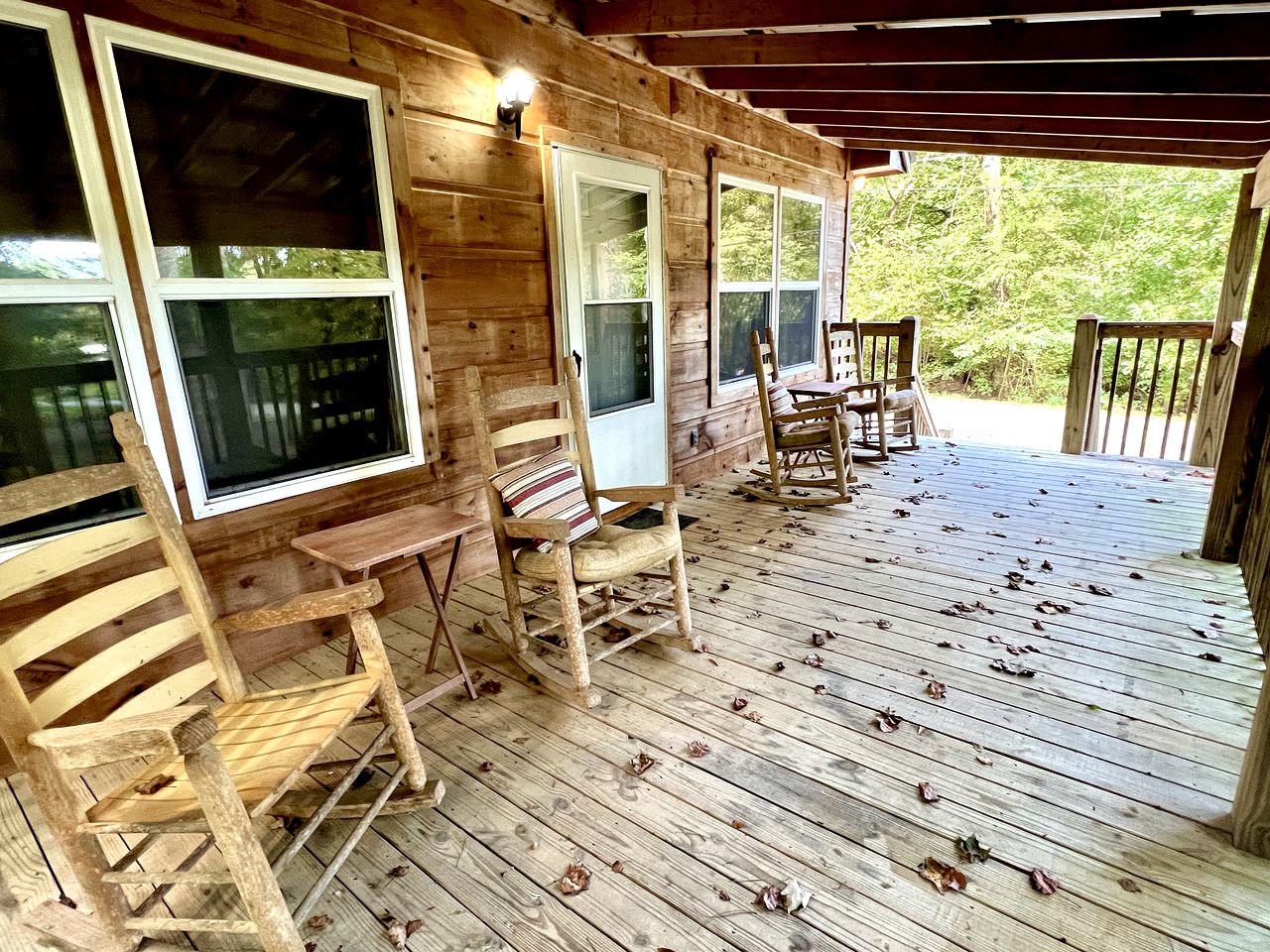 Charming Rustic Cabin for Couples or Solo Travelers near Pigeon Forge in Sevierville, Tennessee