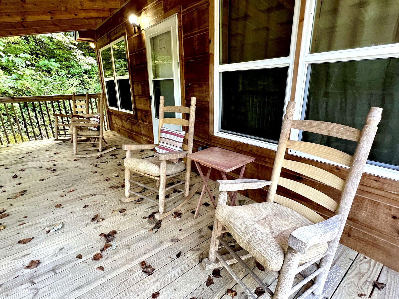 Charming Rustic Cabin for Couples or Solo Travelers near Pigeon Forge in Sevierville, Tennessee