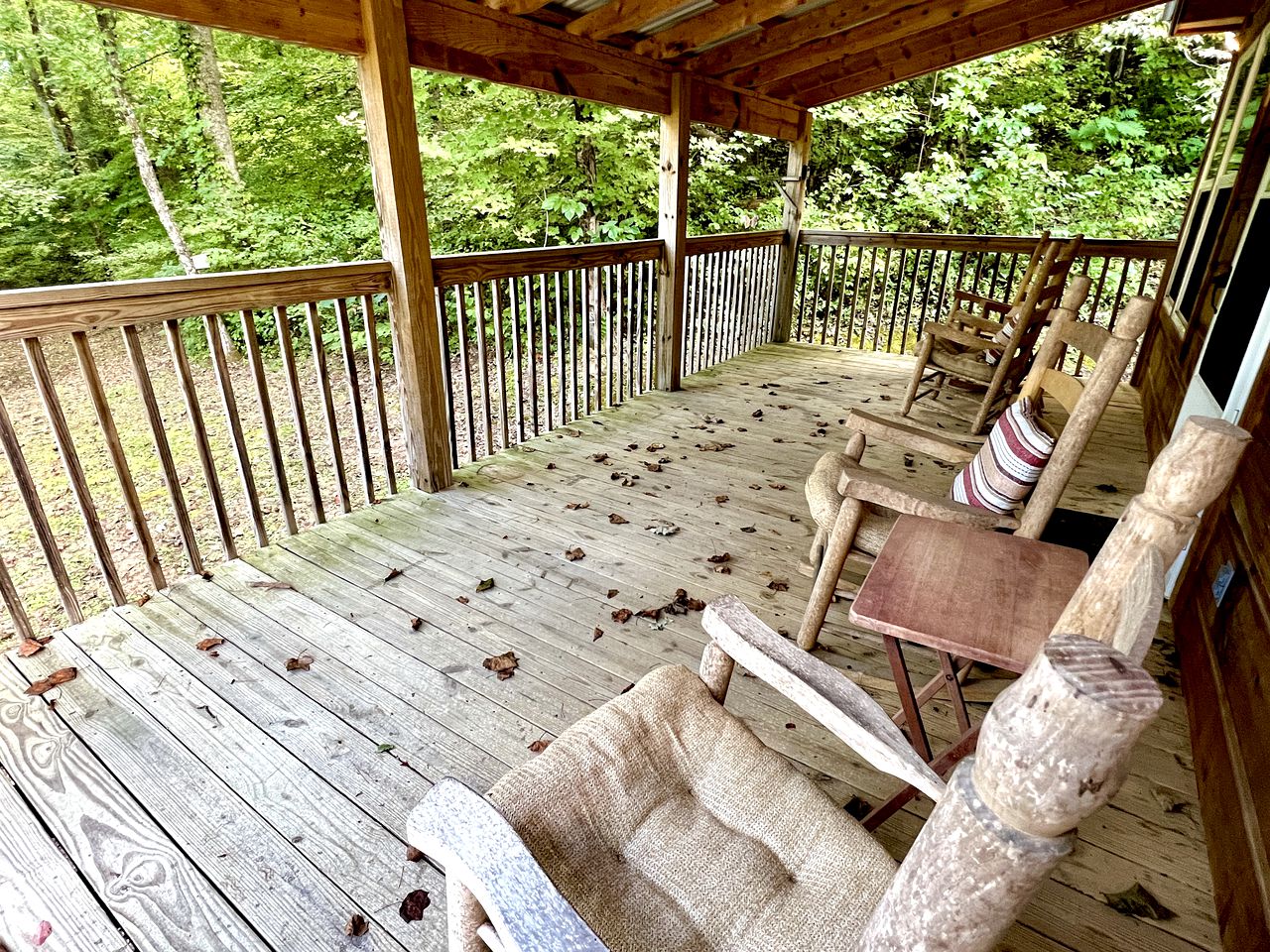 Charming Rustic Cabin for Couples or Solo Travelers near Pigeon Forge in Sevierville, Tennessee