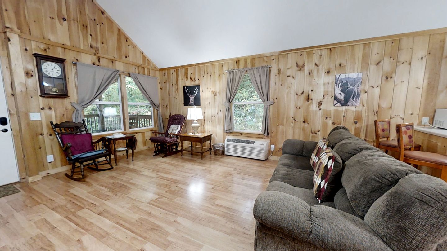 Charming Rustic Cabin for Couples or Solo Travelers near Pigeon Forge in Sevierville, Tennessee