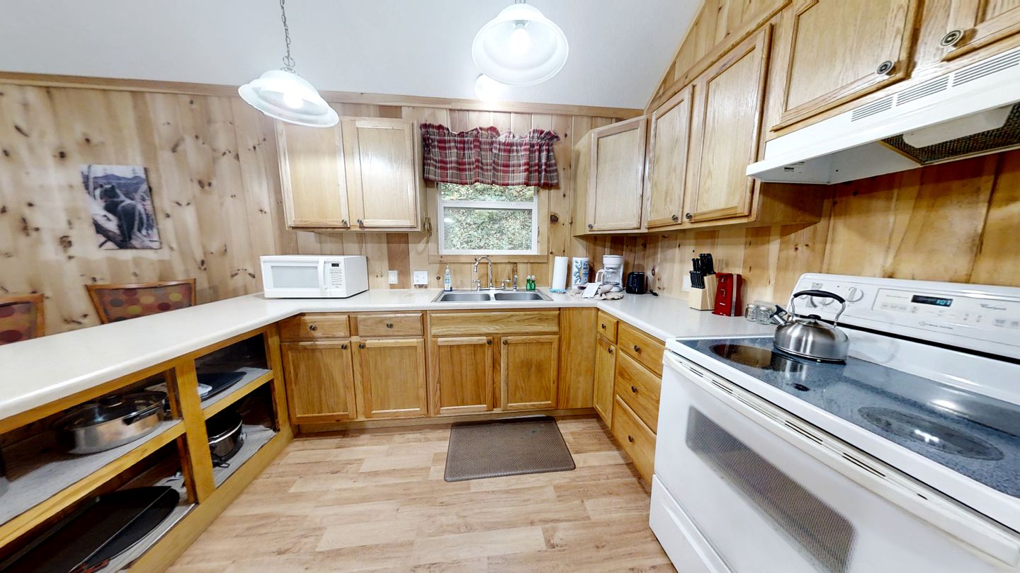 Charming Rustic Cabin for Couples or Solo Travelers near Pigeon Forge in Sevierville, Tennessee