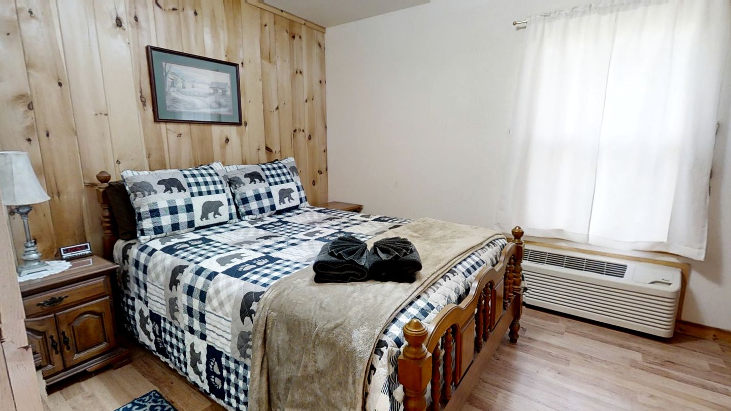 Charming Rustic Cabin for Couples or Solo Travelers near Pigeon Forge in Sevierville, Tennessee