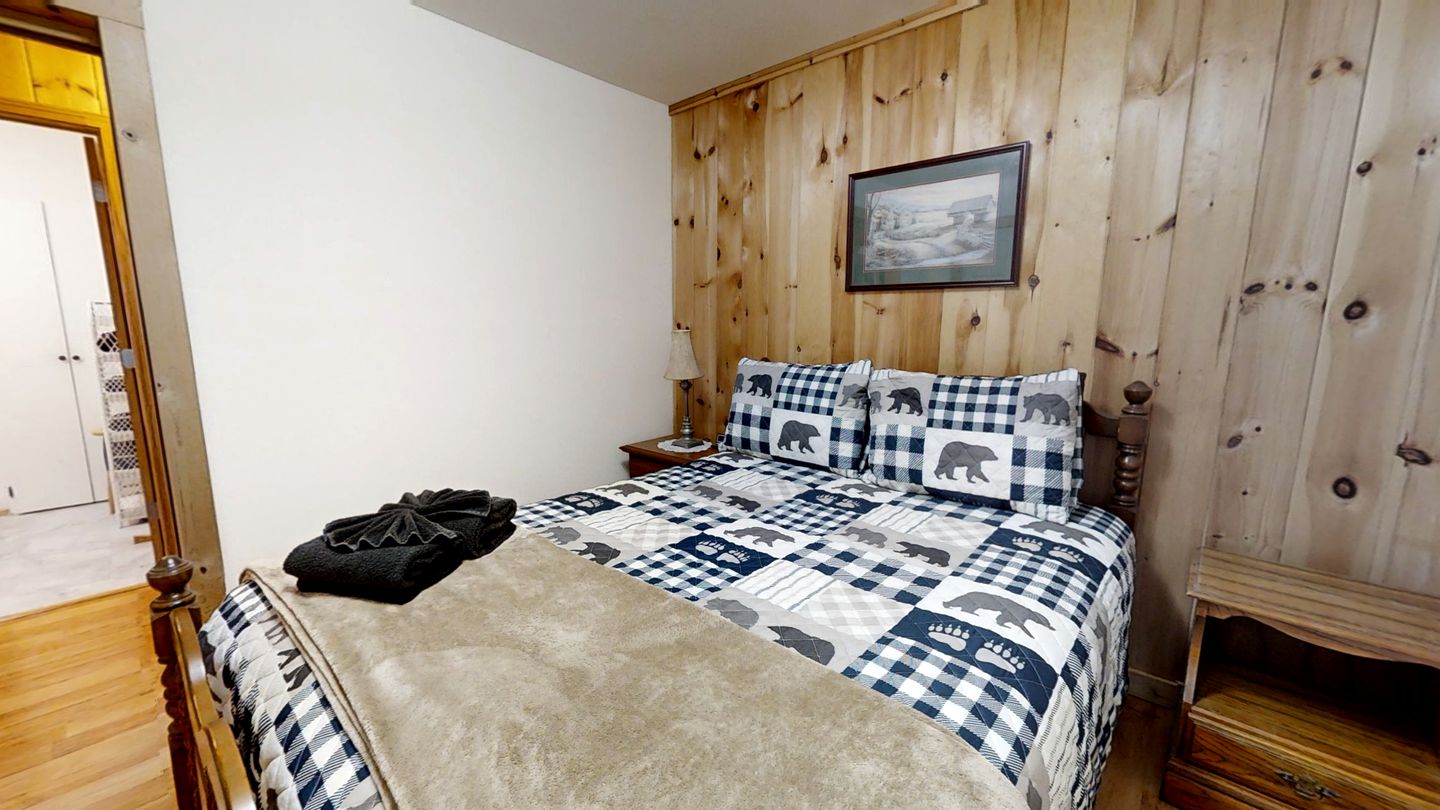Charming Rustic Cabin for Couples or Solo Travelers near Pigeon Forge in Sevierville, Tennessee