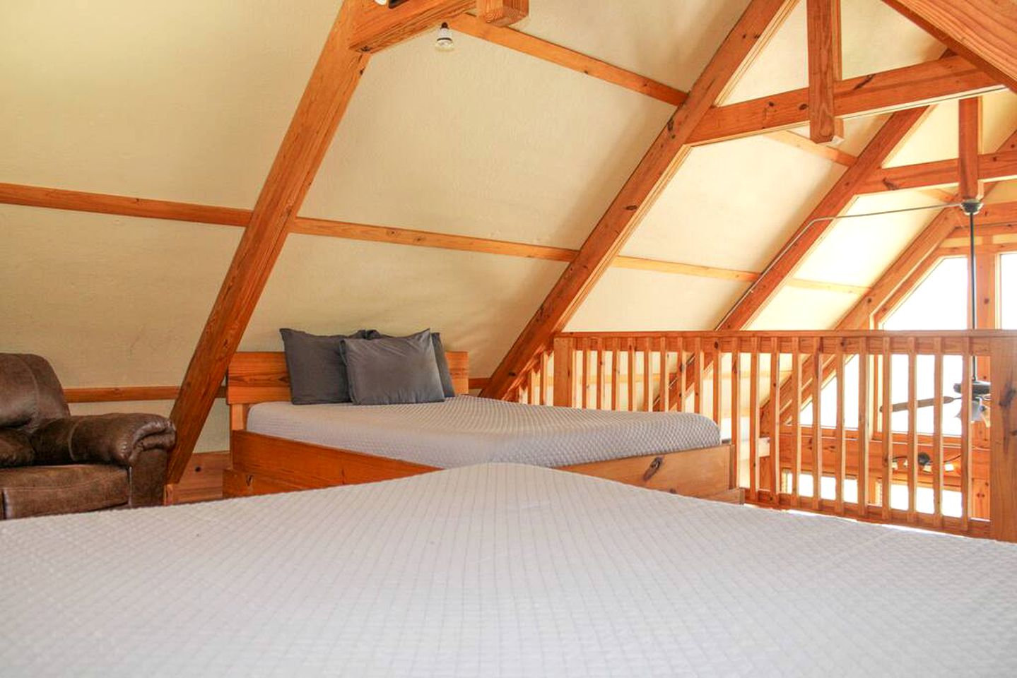 Tranquil Waterside Glamping: Tree House Near Geronimo Creek, Texas