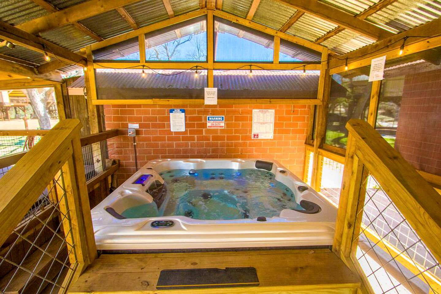 Tranquil Waterside Glamping: Tree House Near Geronimo Creek, Texas