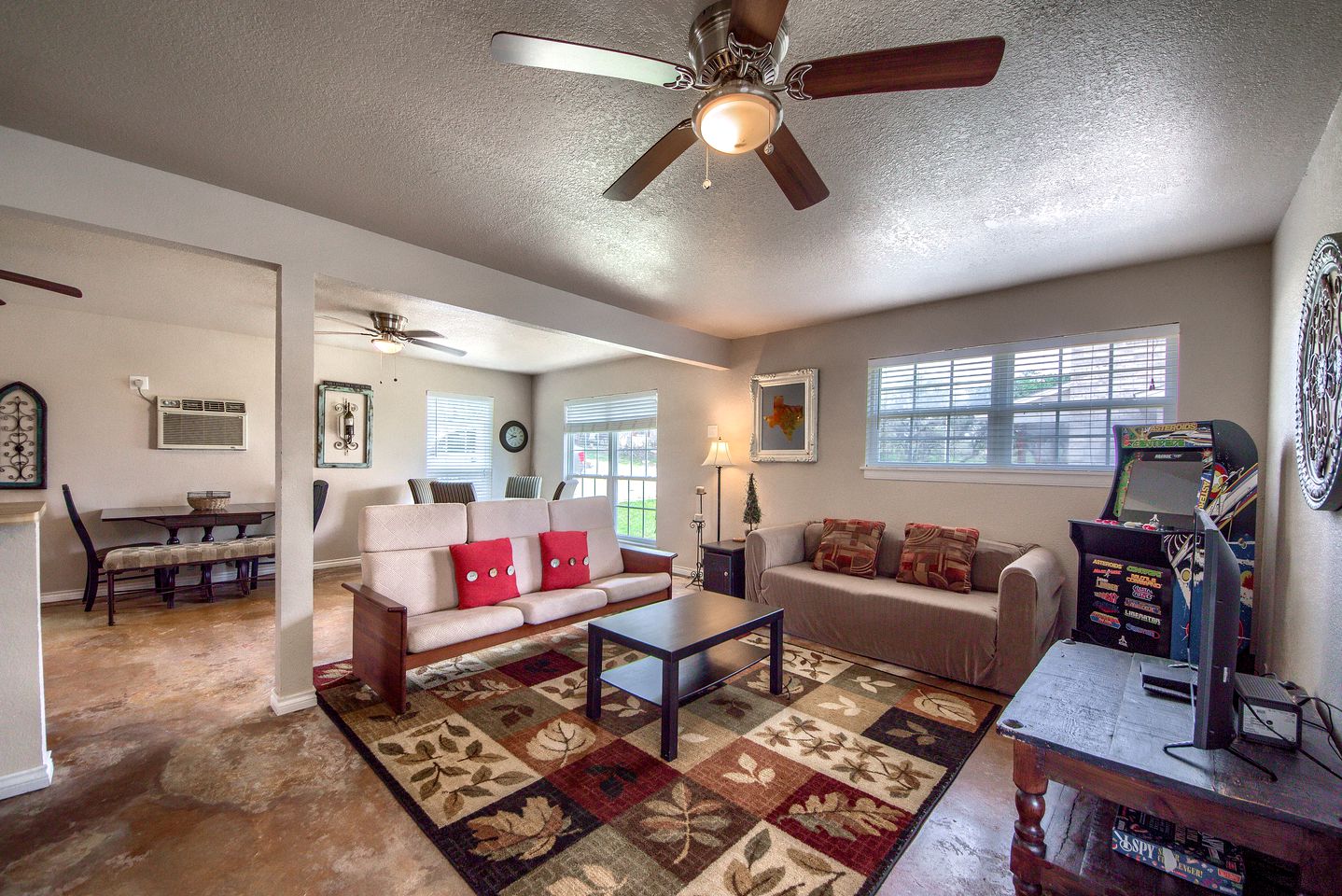 Riverside Retreat for Glamping on the Guadalupe River, Ideal for Families or Friends