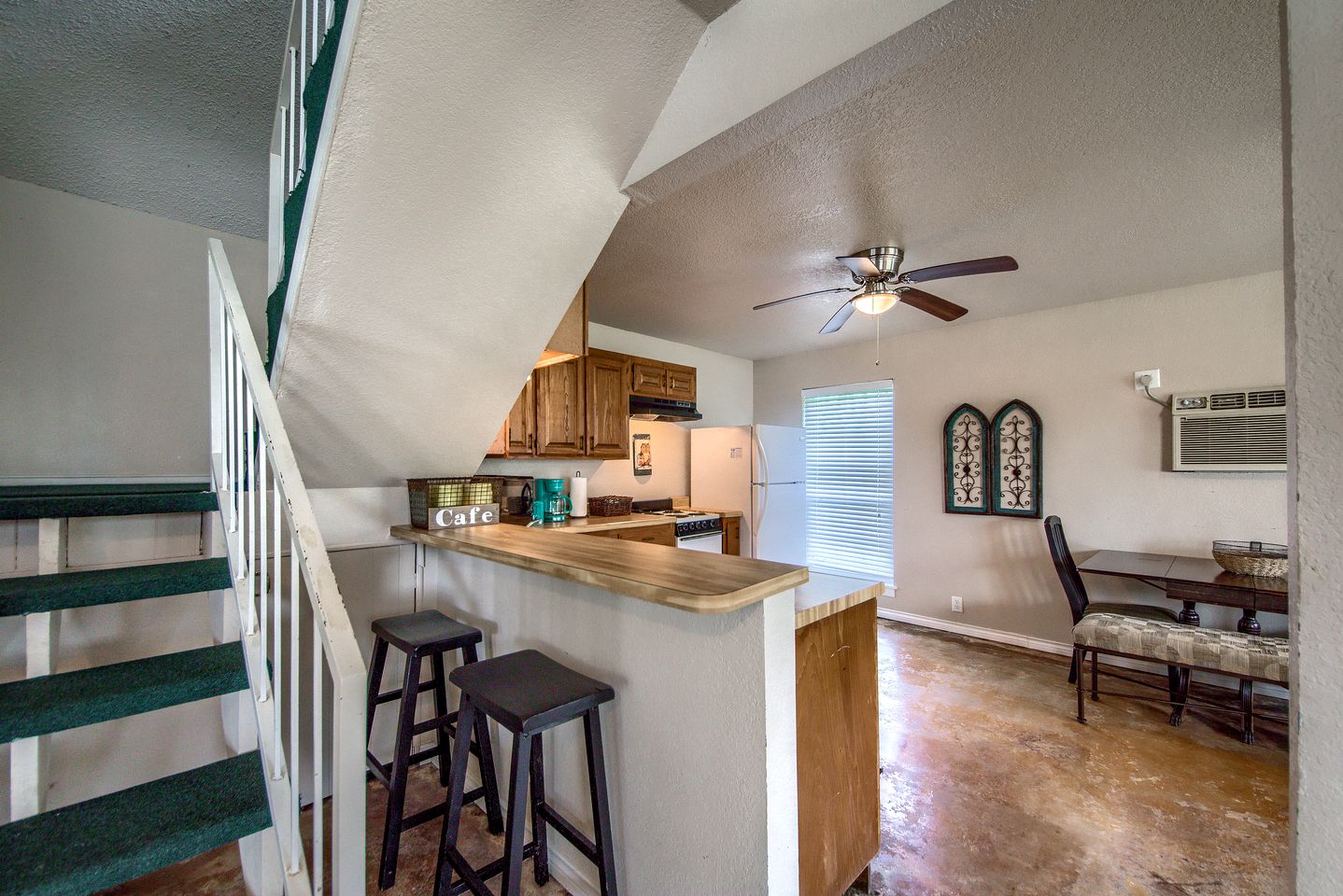 Riverside Retreat for Glamping on the Guadalupe River, Ideal for Families or Friends