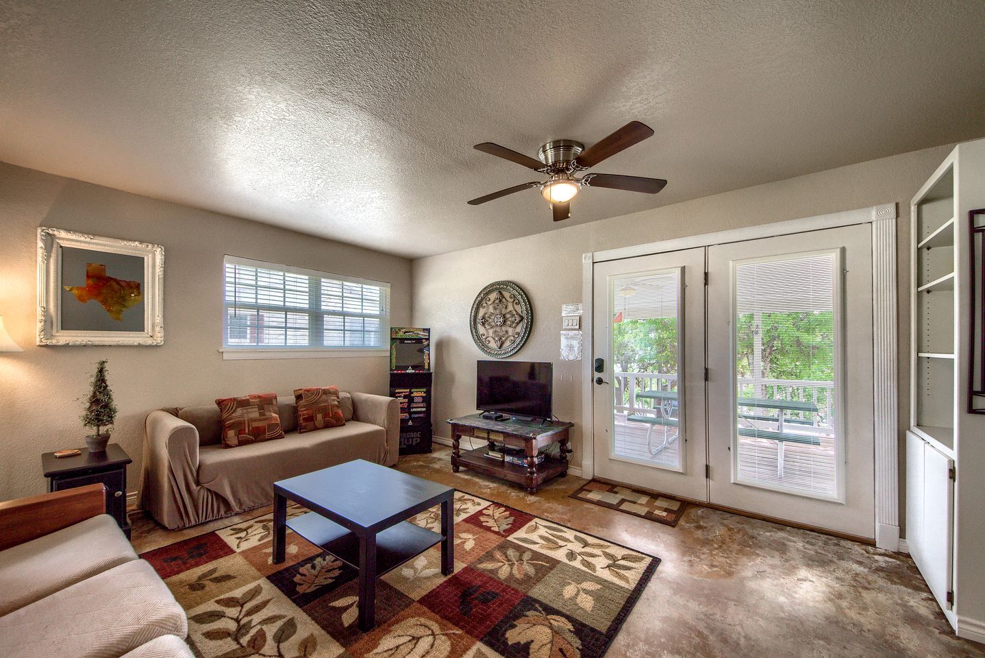 Riverside Retreat for Glamping on the Guadalupe River, Ideal for Families or Friends