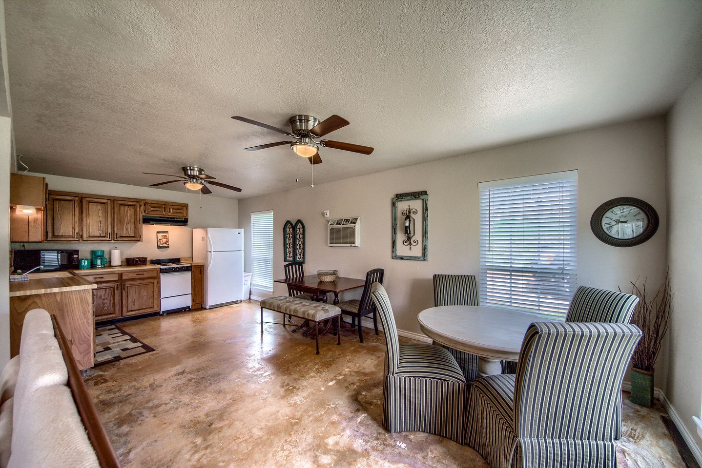 Riverside Retreat for Glamping on the Guadalupe River, Ideal for Families or Friends