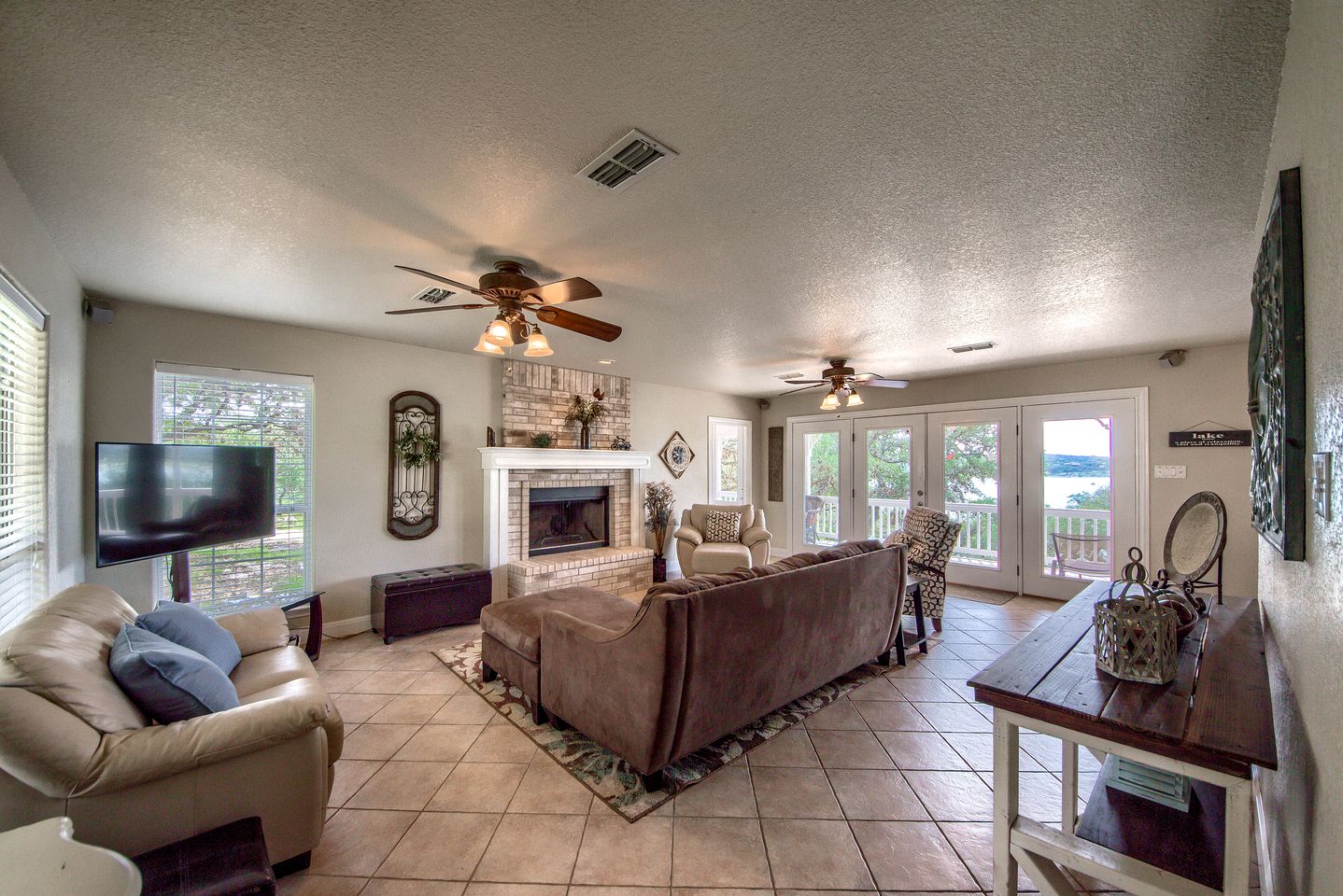 Riverside Retreat for Glamping on the Guadalupe River, Ideal for Families or Friends