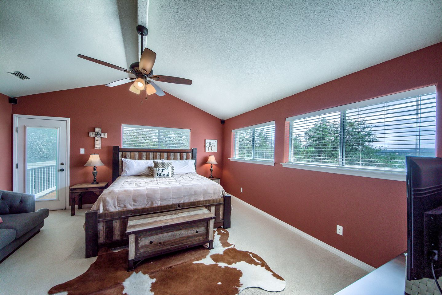 Riverside Retreat for Glamping on the Guadalupe River, Ideal for Families or Friends