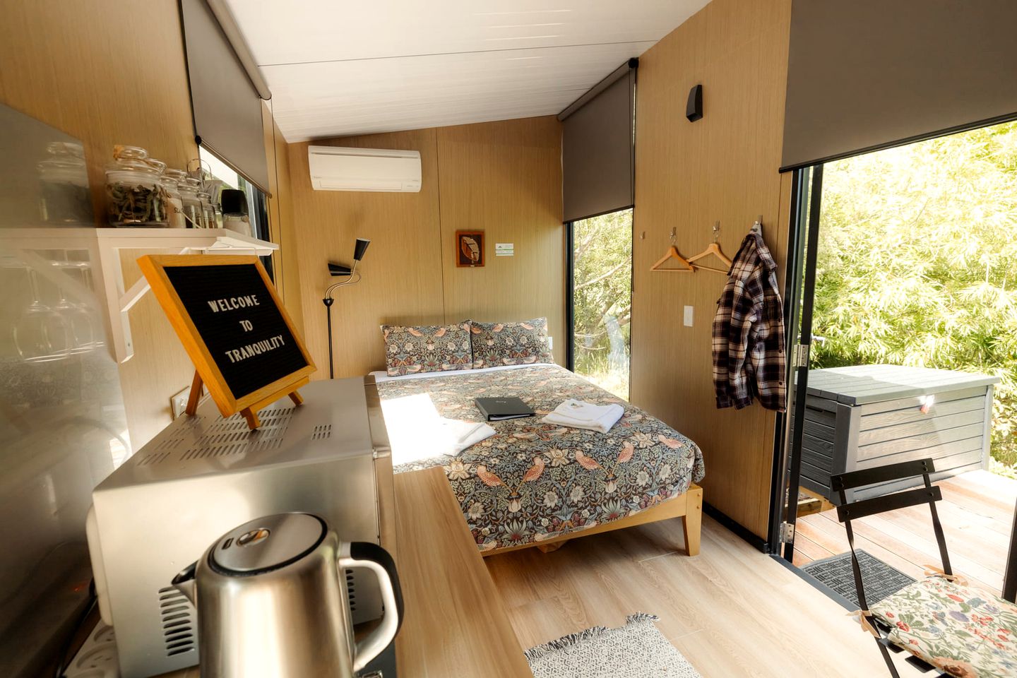 Luminous Serene Tiny House with Hot-Tub and Beautiful Wildlife in Owaka, South Island