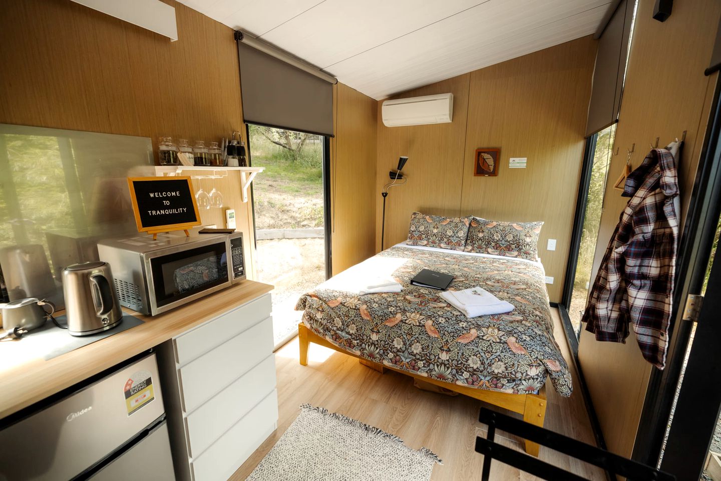 Luminous Serene Tiny House with Hot-Tub and Beautiful Wildlife in Owaka, South Island