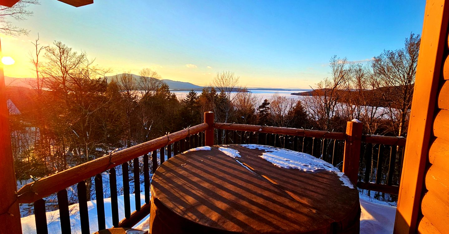 Tranquil Cabin with Hot-Tub and Breathtaking Sunset Views in Maine