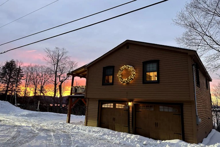 Tranquil Cabin with Hot-Tub and Breathtaking Sunset Views in Maine